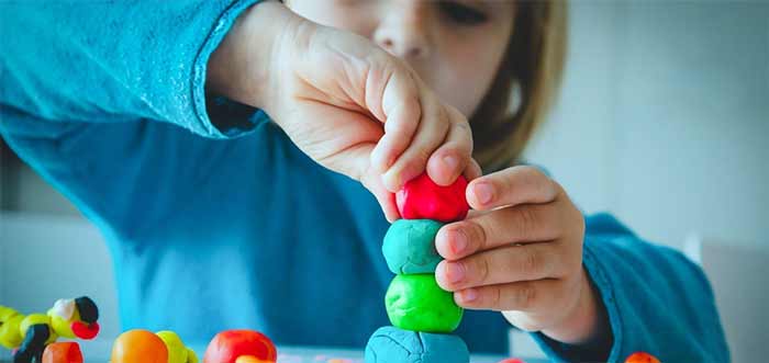 مجسمه‌سازی با خاک رس یا خمیر بازی