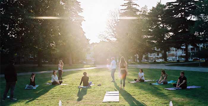 زندگی سالم فعالیتهای گروهی یوگا