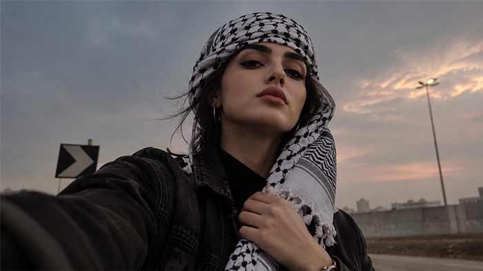 پروفایل دخترانه ژست از پایین با نگاه مستقیم (قویترین حس لاتی)