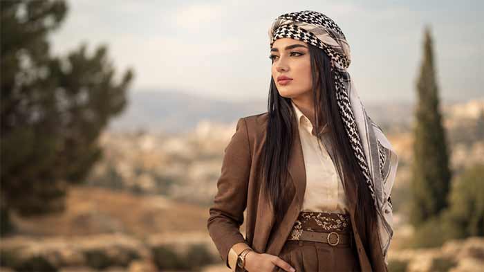 پروفایل دخترانه نیمرخ با چفیه کردی و نگاه به دوردست