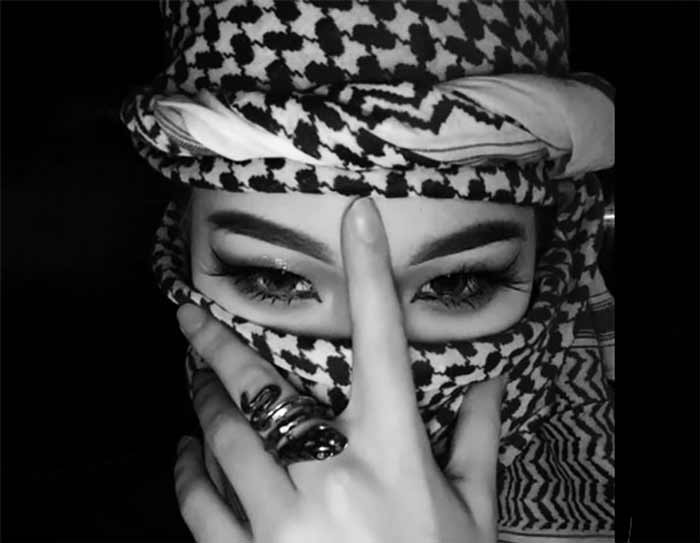 پروفایل دخترانه کلوزآپ فقط چشم و چفیه قرمز